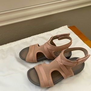 Bate Traps pink sandals